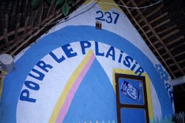 Archipel-des-Comores;-Case;-France;-Habitat;-Inscription;-Kaleidos;-Kaleidos-images;-La-parole-à-limage;-Laurent-Abad;-Mayotte;-Mur-peint;-Océan-Indien;-Peinture-murale;-Stories-Pictures;-Toit-de-bambou